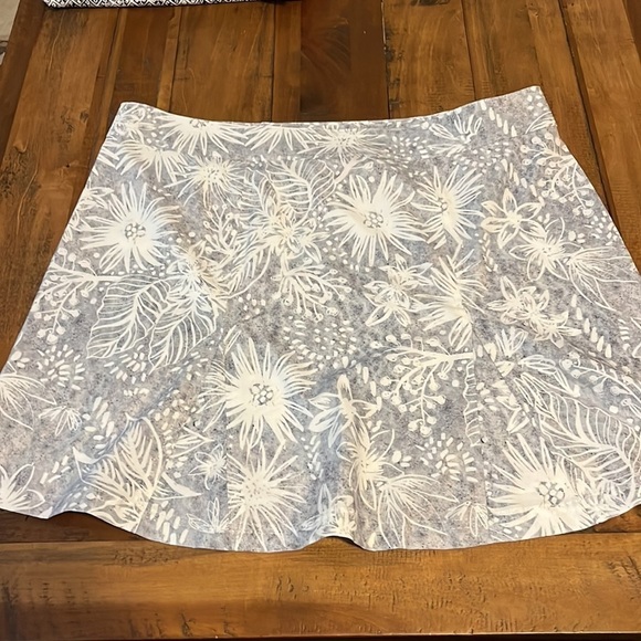 Ripskirt hawaii, beautiful gray and white floral pattern. blue - Picture 2 of 6